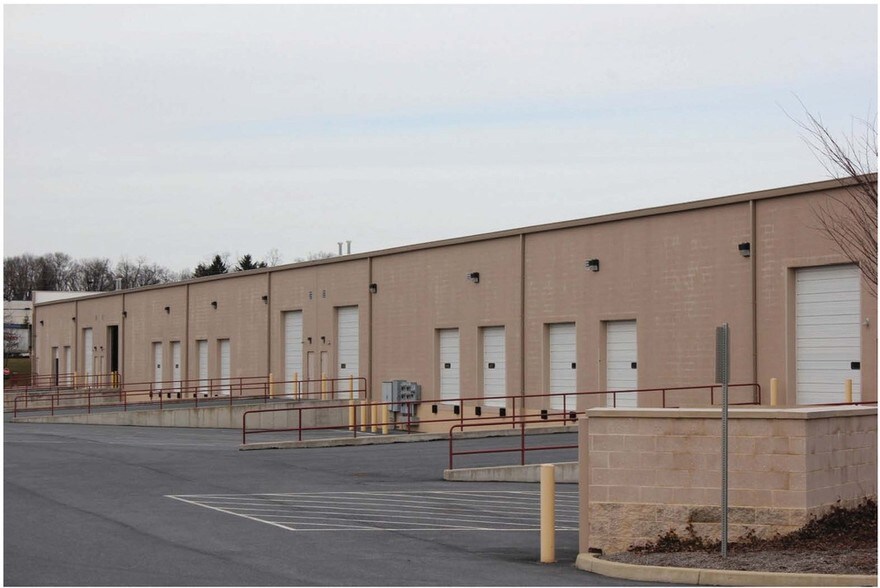 381 Independence Ave, Mechanicsburg, PA for lease - Building Photo - Image 2 of 2