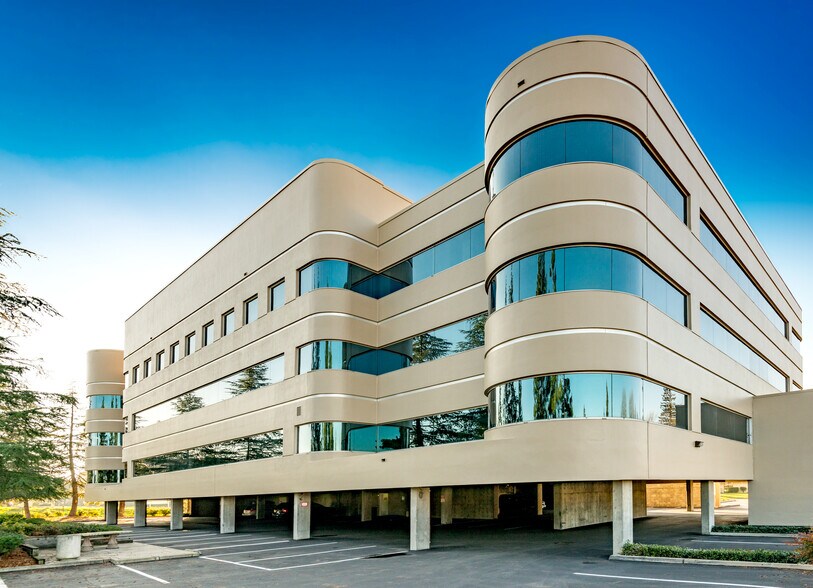 1792 Tribute Rd, Sacramento, CA à louer - Photo du bâtiment - Image 2 de 14