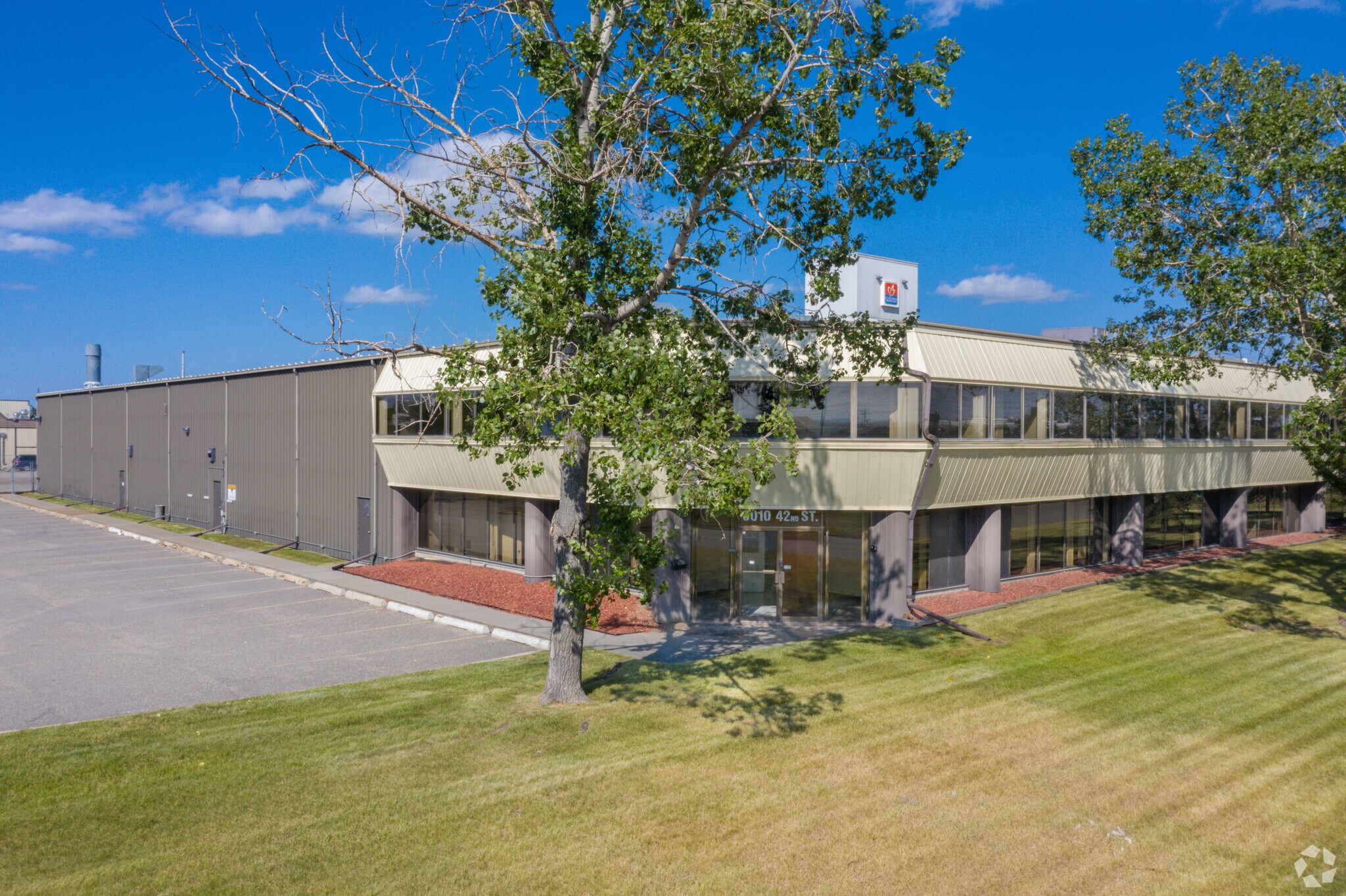 8010 42nd St SE, Calgary, AB à vendre Photo principale- Image 1 de 1