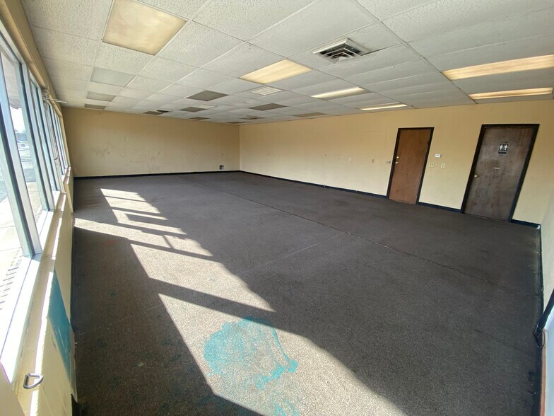 1629-1631 S. Meridian Ave., Wichita, KS for lease - Interior Photo - Image 2 of 4