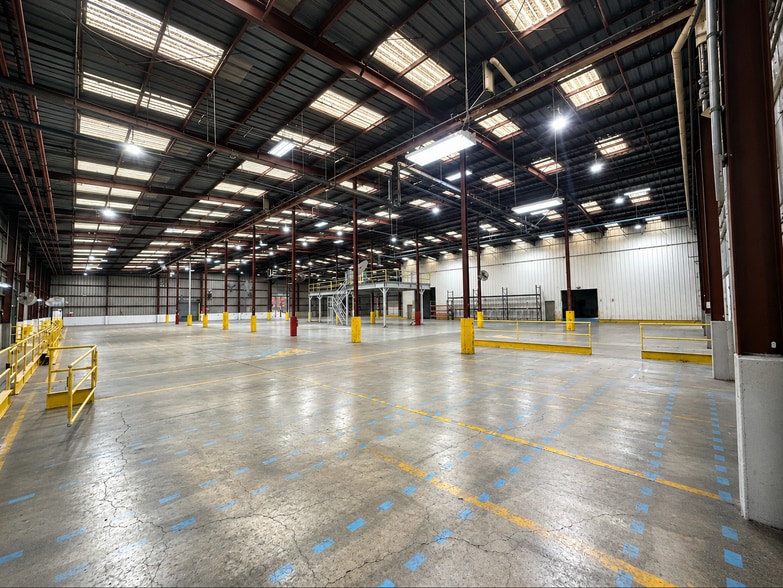 1401 W Fourth Plain Blvd, Vancouver, WA for lease - Building Photo - Image 2 of 16