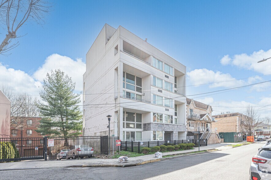 71-57 161st St, Fresh Meadows, NY à vendre - Photo du bâtiment - Image 3 de 9
