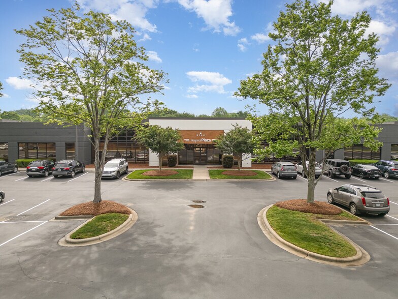 5260 Parkway Plaza Blvd, Charlotte, NC à louer - Photo du bâtiment - Image 1 de 12