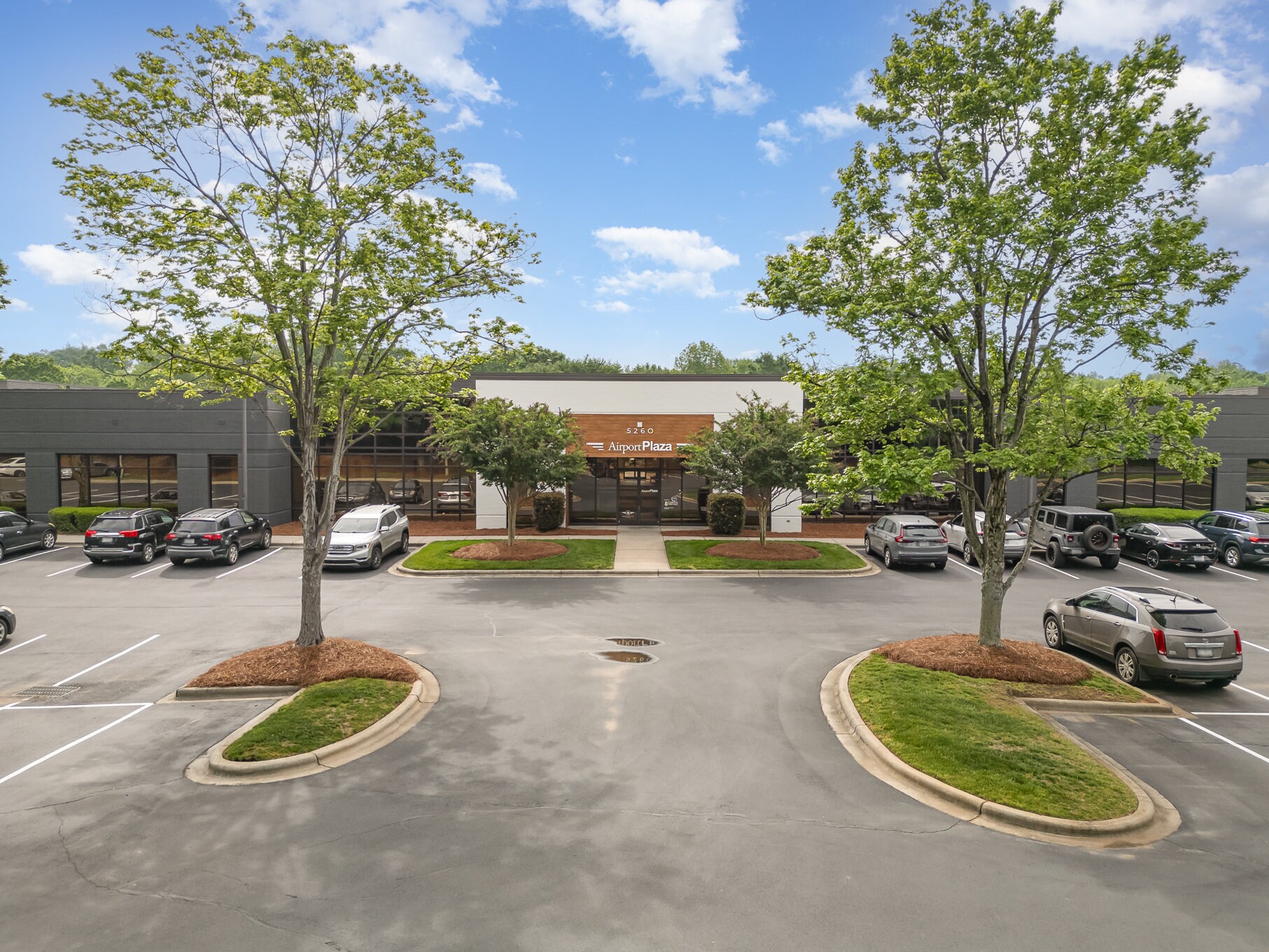 5260 Parkway Plaza Blvd, Charlotte, NC à louer Photo du bâtiment- Image 1 de 13
