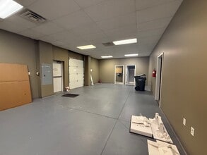 3037-3043 S Kansas Expy, Springfield, MO for lease Interior Photo- Image 1 of 10