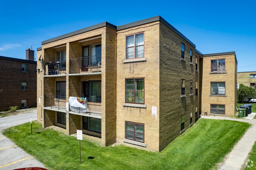 27 Hotspur Rd, Toronto, ON à vendre - Photo du bâtiment - Image 2 de 22