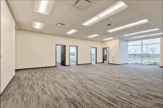 537 Discovery Dr, West Chicago, IL for lease Interior Photo- Image 2 of 3