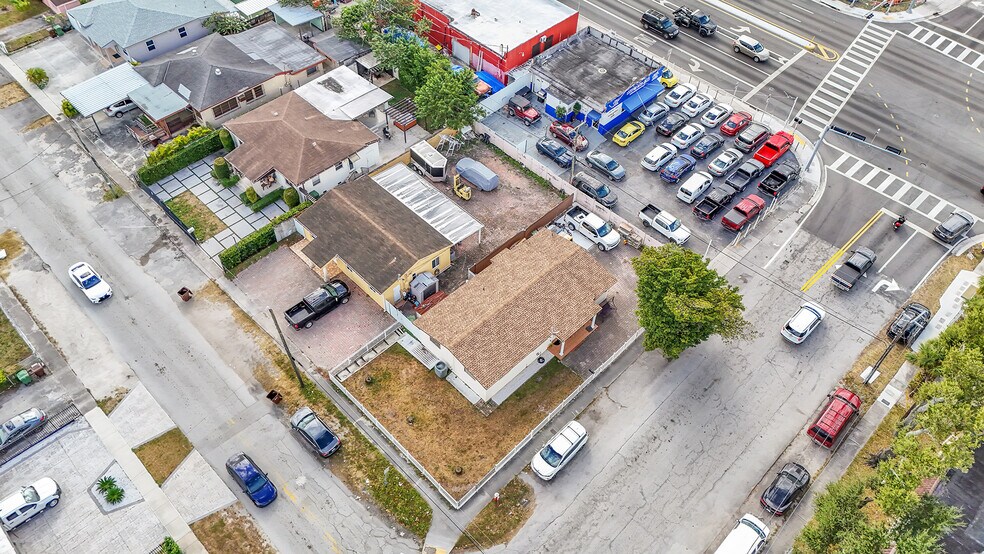 820 E 43rd St, Hialeah, FL à vendre - Photo du bâtiment - Image 2 de 14
