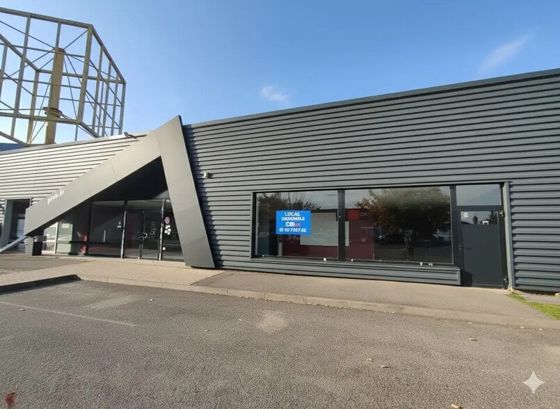 Retail in SAINT EGREVE for lease - Building Photo - Image 1 of 6