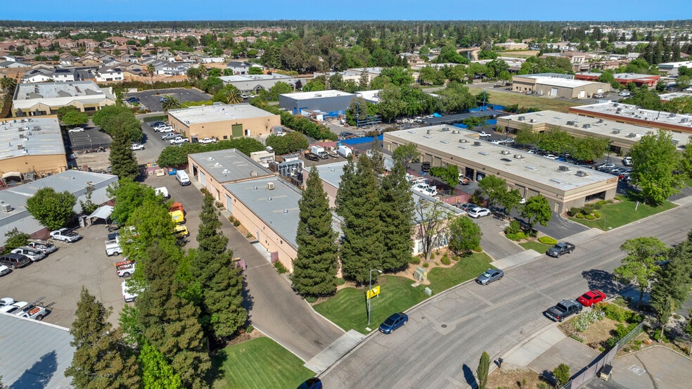 4780 W Jennifer Ave, Fresno, CA for lease - Building Photo - Image 1 of 22