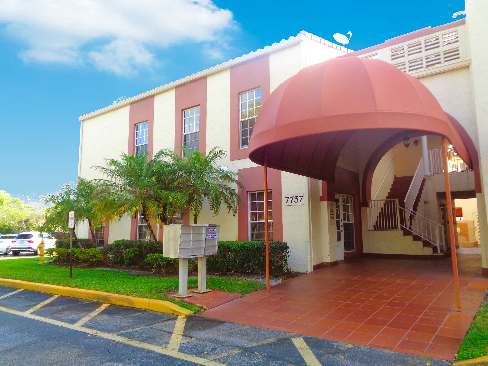 7737 N University Dr, Tamarac, FL à vendre Photo du bâtiment- Image 1 de 22