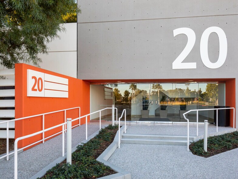 2 Executive Cir, Irvine, CA à louer - Photo du bâtiment - Image 3 de 13