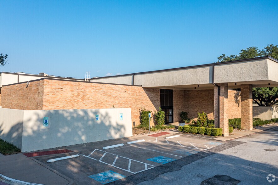 1 Medical Pky, Farmers Branch, TX à louer - Photo du bâtiment - Image 2 de 6