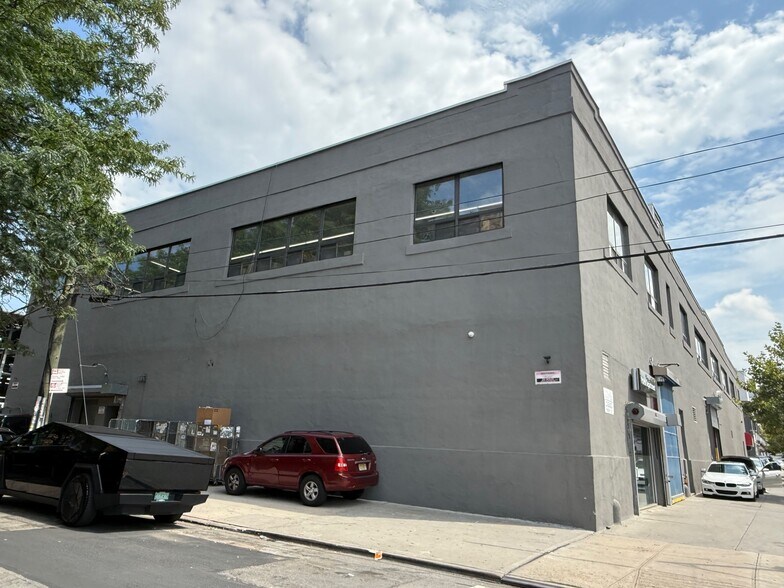 35-01 37th Ave, Long Island City, NY à louer - Photo du bâtiment - Image 2 de 3