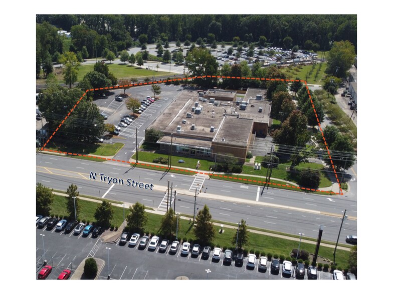 5500 N Tryon St, Charlotte, NC à louer - Photo du bâtiment - Image 2 de 8
