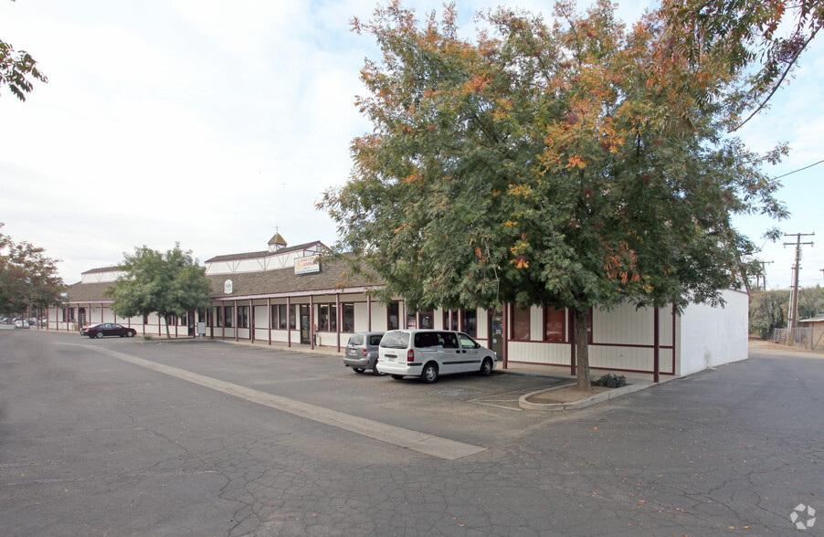 1716 N 11th Ave, Hanford, CA à vendre - Photo principale - Image 1 de 1