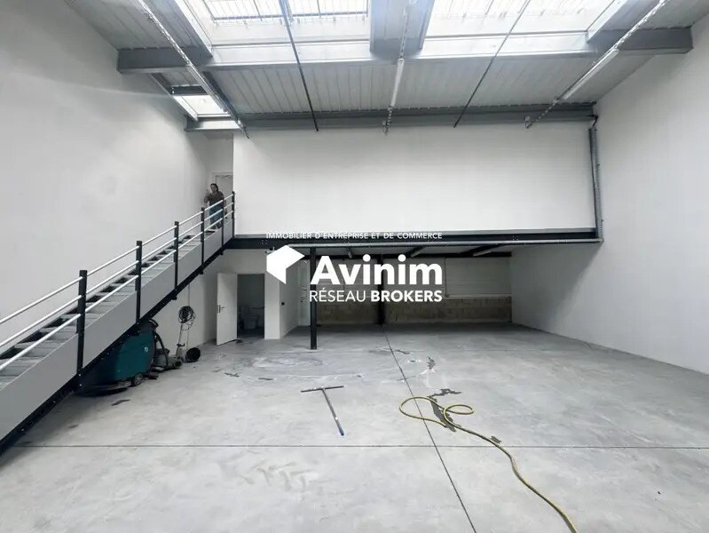 Industrial in Stains for lease Interior Photo- Image 1 of 4