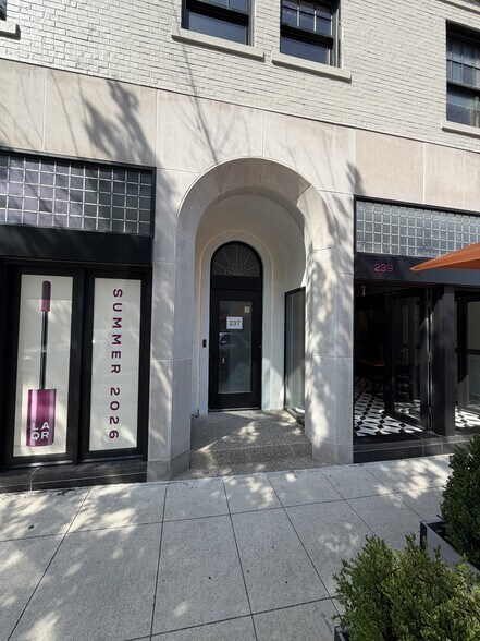 237 N Old Woodward Ave, Birmingham, MI à louer - Photo du bâtiment - Image 2 de 6
