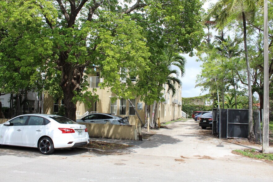 2001 S.W. 6th St, Miami, FL à vendre - Photo du bâtiment - Image 2 de 8