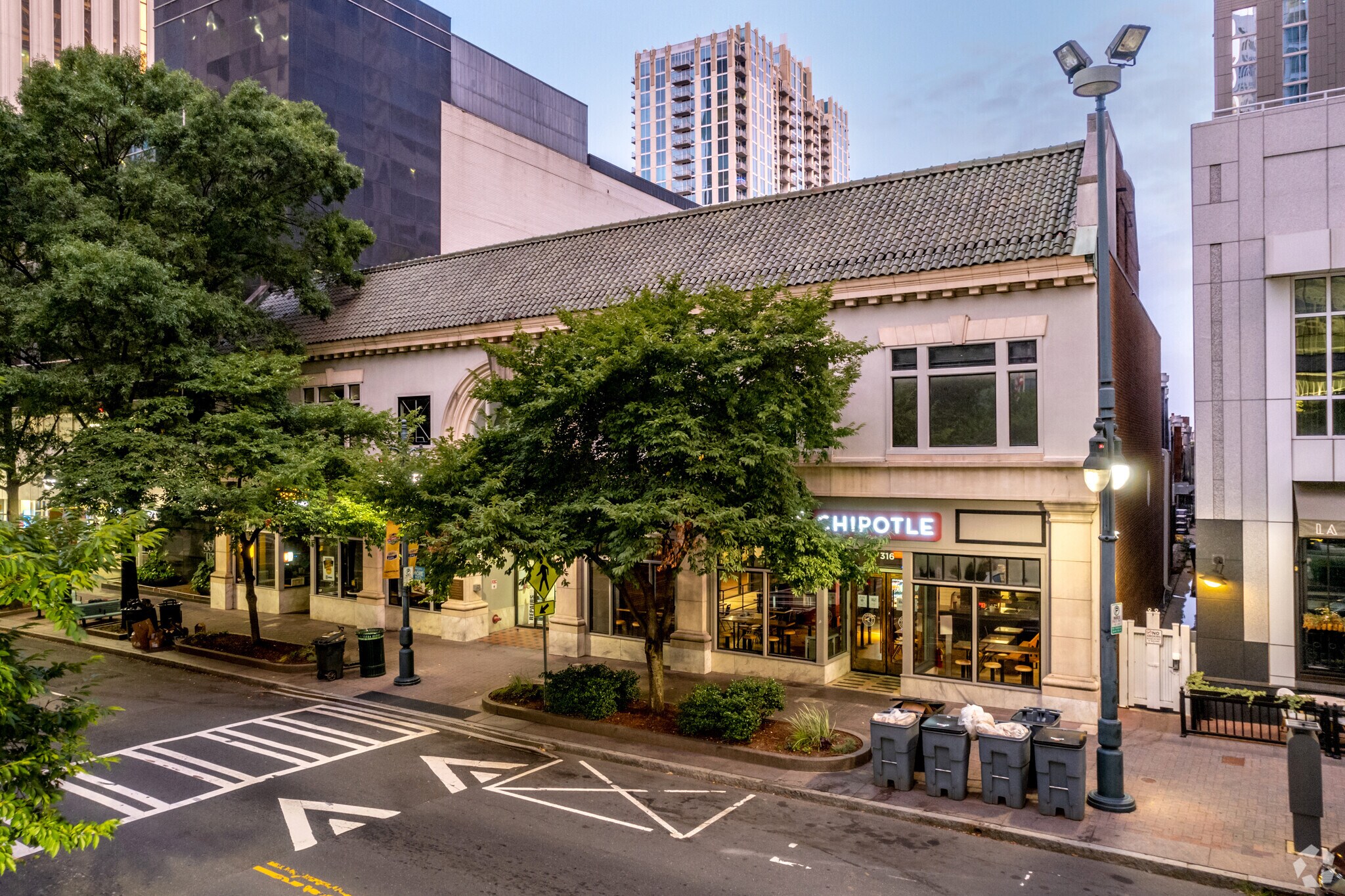 316-324 S Tryon St, Charlotte, NC à louer Photo du bâtiment- Image 1 de 10