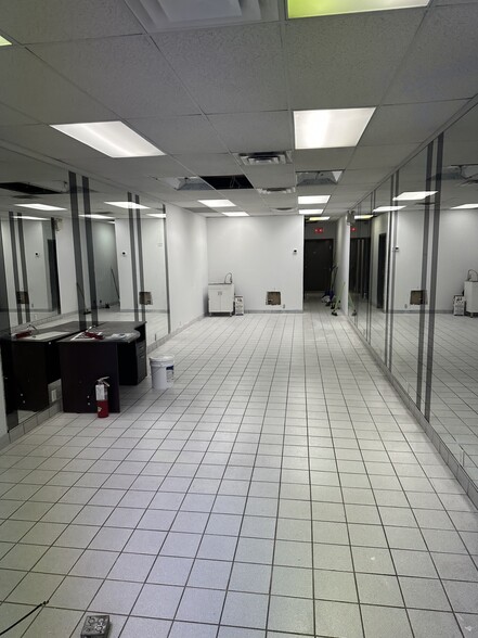 6507-6511 Bowness Rd NW, Calgary, AB à louer - Photo du bâtiment - Image 3 de 22