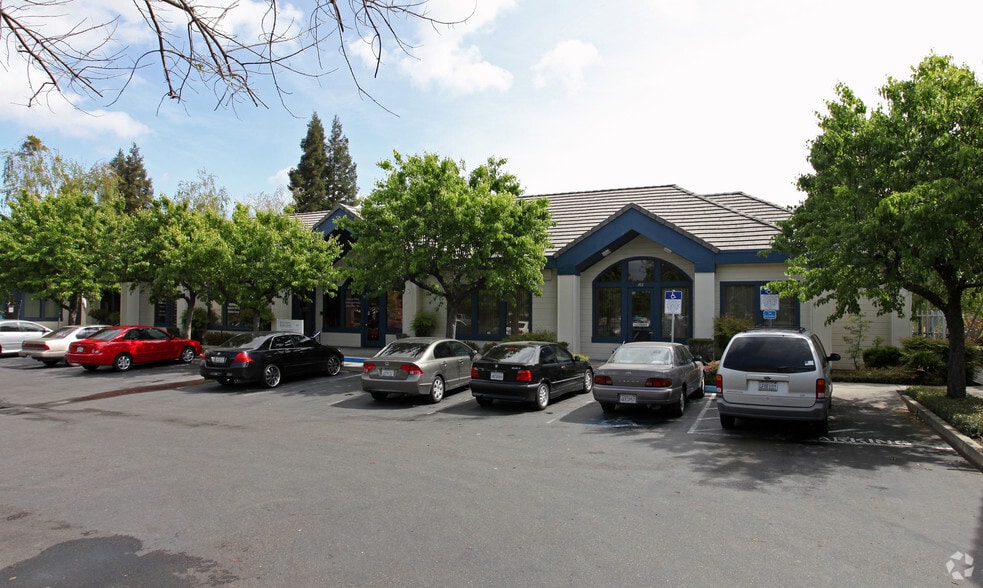 981 E Tuolumne Rd, Turlock, CA for lease - Primary Photo - Image 1 of 14