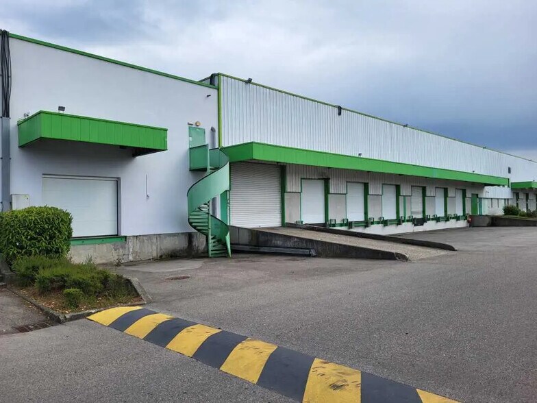 Bureau dans Genas à louer - Photo du bâtiment - Image 3 de 7