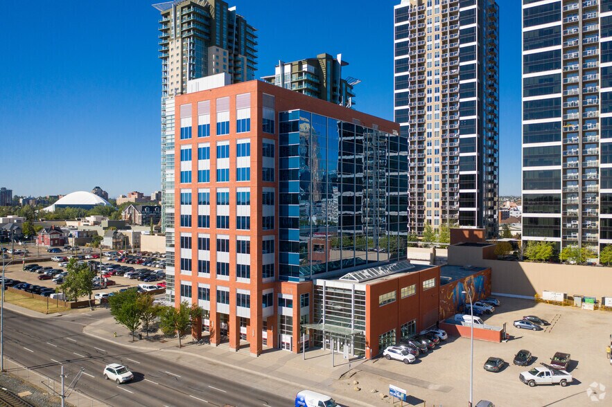 1331 Macleod Trl SE, Calgary, AB à louer - Photo du bâtiment - Image 2 de 3