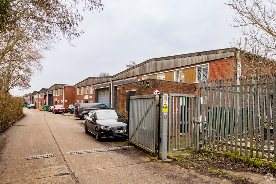 Osier Way, Aylesbury for sale - Primary Photo - Image 1 of 1