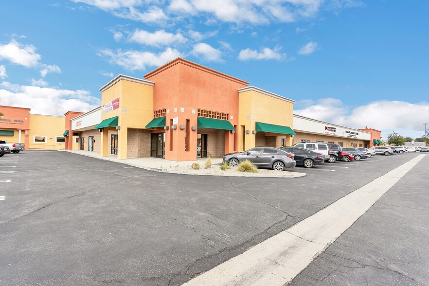 950-960 N State St, Hemet, CA à louer - Photo du bâtiment - Image 2 de 16