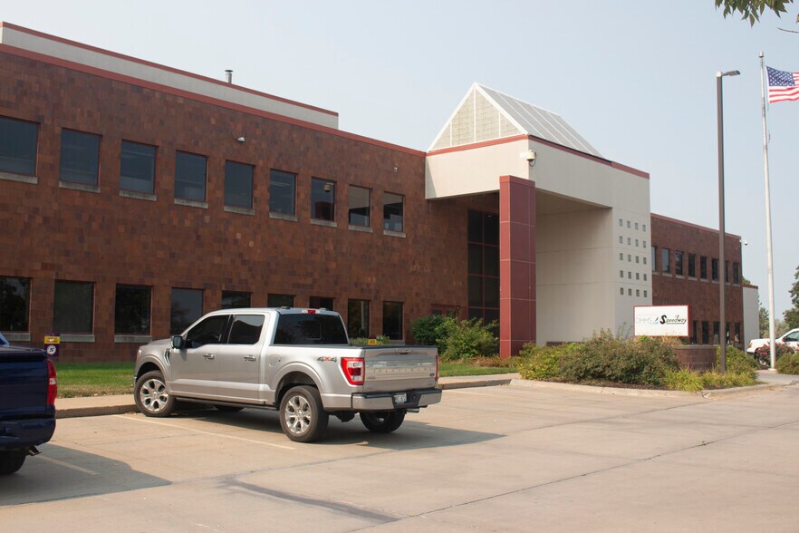 340 Victory Ln, Lincoln, NE à louer - Photo du bâtiment - Image 2 de 3