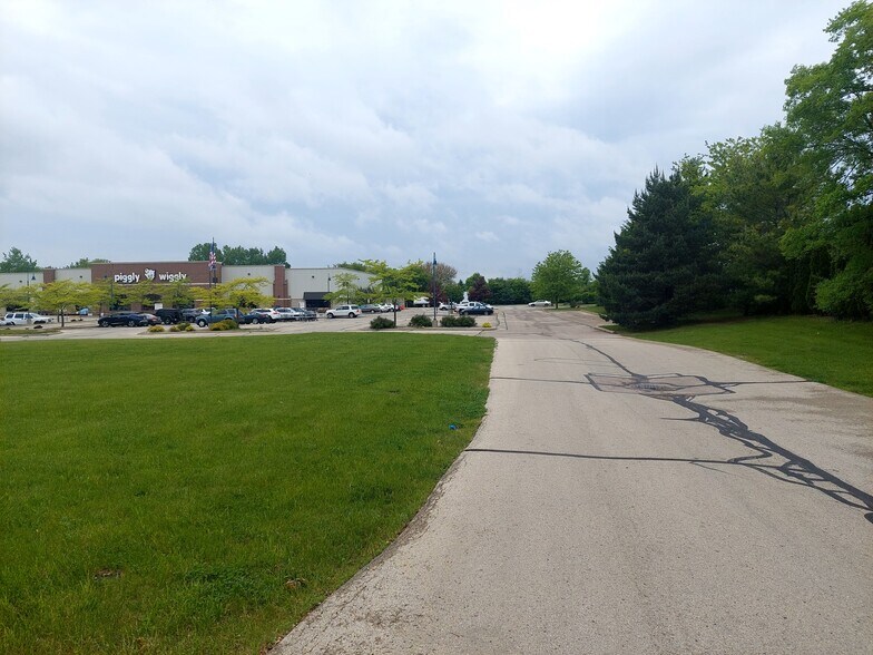 1334 Memorial Dr, Watertown, WI à vendre - Photo du bâtiment - Image 3 de 4