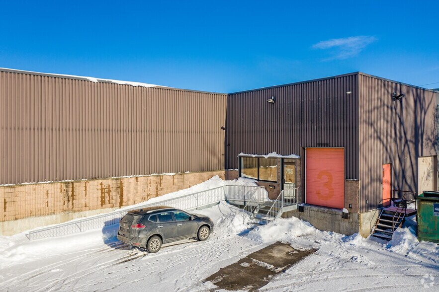 795 Boul Curé-Labelle, Laval, QC à vendre - Photo du bâtiment - Image 3 de 11