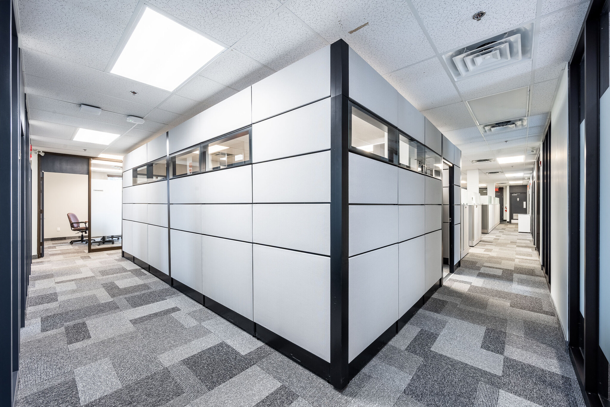 1350 Rue Nobel, Boucherville, QC à louer Photo intérieure- Image 1 de 7