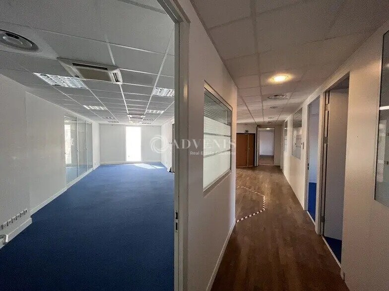 Office in Guyancourt for lease - Interior Photo - Image 3 of 7