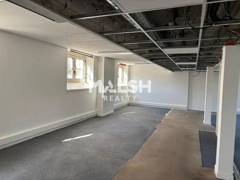 Office in Lyon for lease - Building Photo - Image 2 of 6