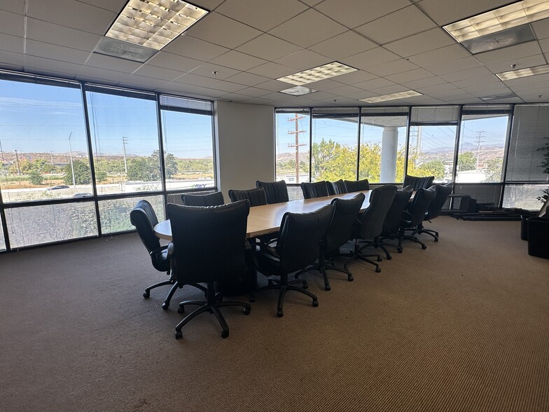 28159 Avenue Stanford, Valencia, CA for lease - Building Photo - Image 3 of 9