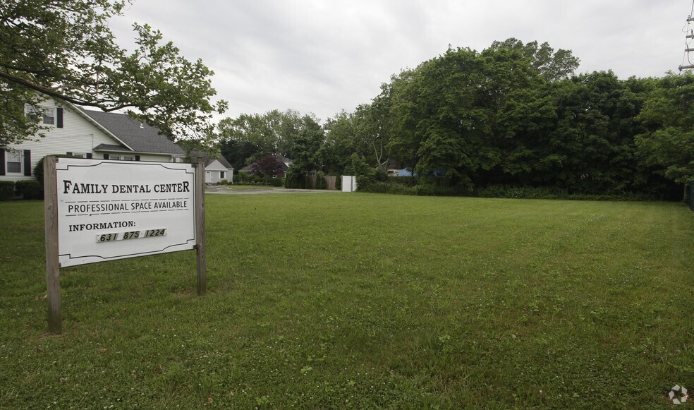 1195 Roanoke Ave, Riverhead, NY à vendre - Photo principale - Image 2 de 3