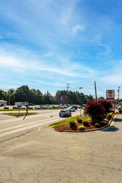 99999 Main Street, Forest City, NC à vendre - Photo du bâtiment - Image 3 de 5