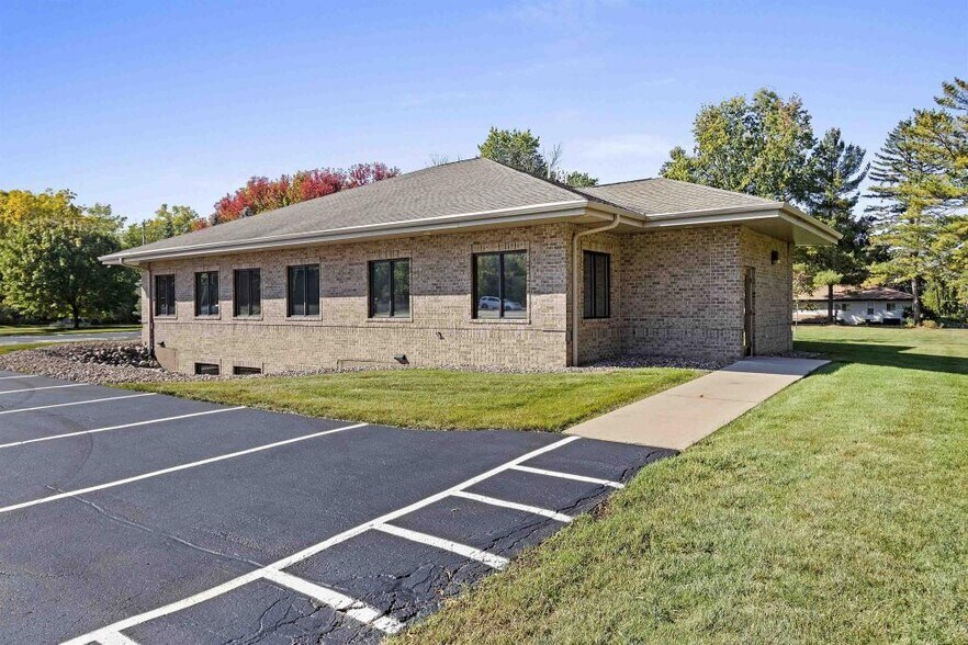 2325 Verlin Rd, Green Bay, WI à louer - Photo du bâtiment - Image 3 de 18