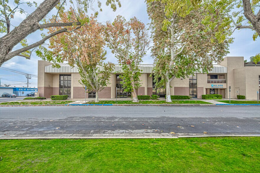 2525 Eye St, Bakersfield, CA à vendre - Photo du bâtiment - Image 2 de 8