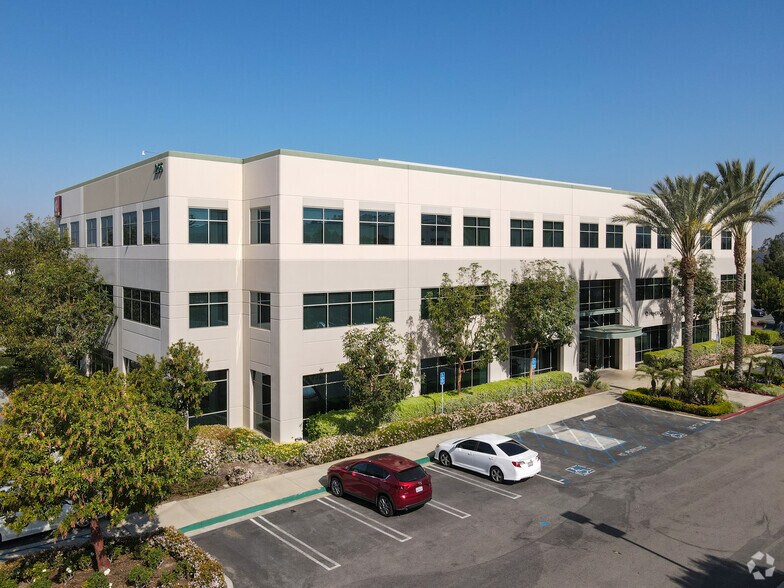 255 E Rincon St, Corona, CA à louer - Photo principale - Image 1 de 1