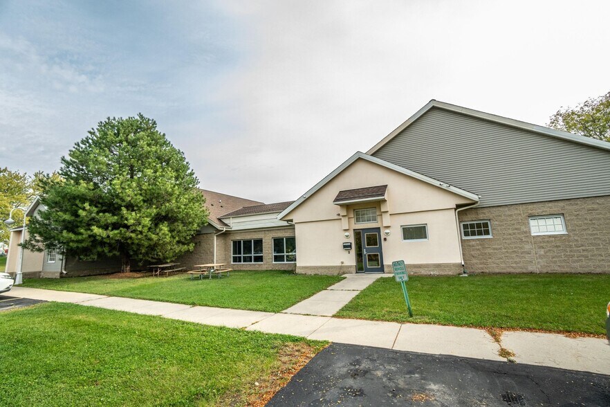 801 E Washington St, West Bend, WI à vendre - Photo du bâtiment - Image 3 de 21