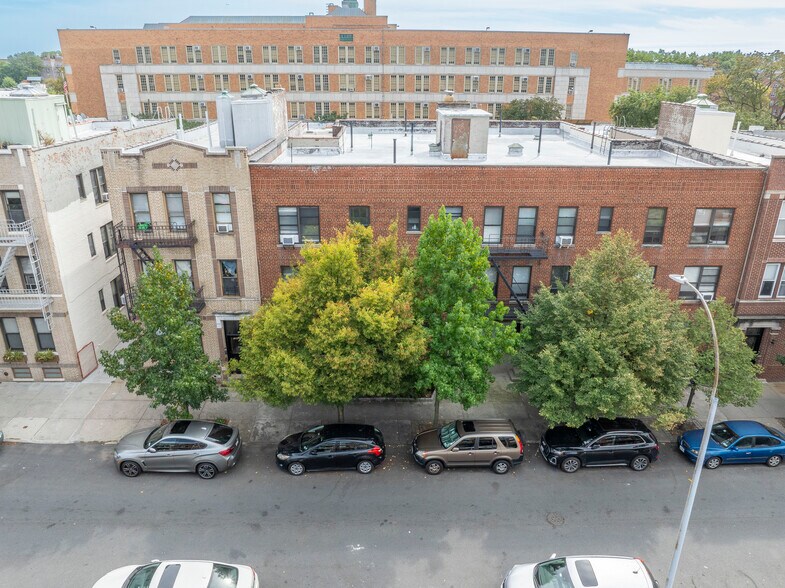 31-23 47th St, Astoria, NY à vendre - Photo du bâtiment - Image 3 de 23