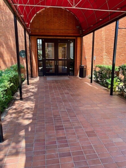 2211 N Lamar St, Dallas, TX à louer - Photo du bâtiment - Image 2 de 8