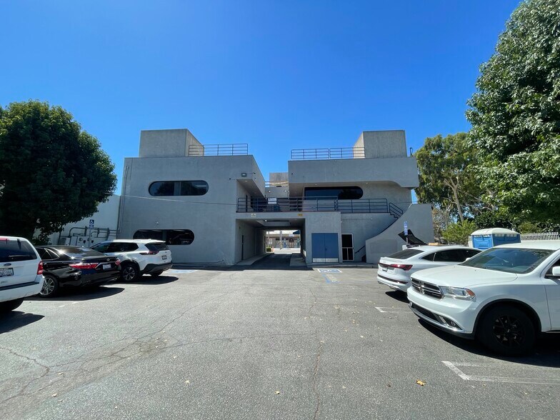 5445 Del Amo Blvd, Lakewood, CA à louer - Photo du bâtiment - Image 3 de 5