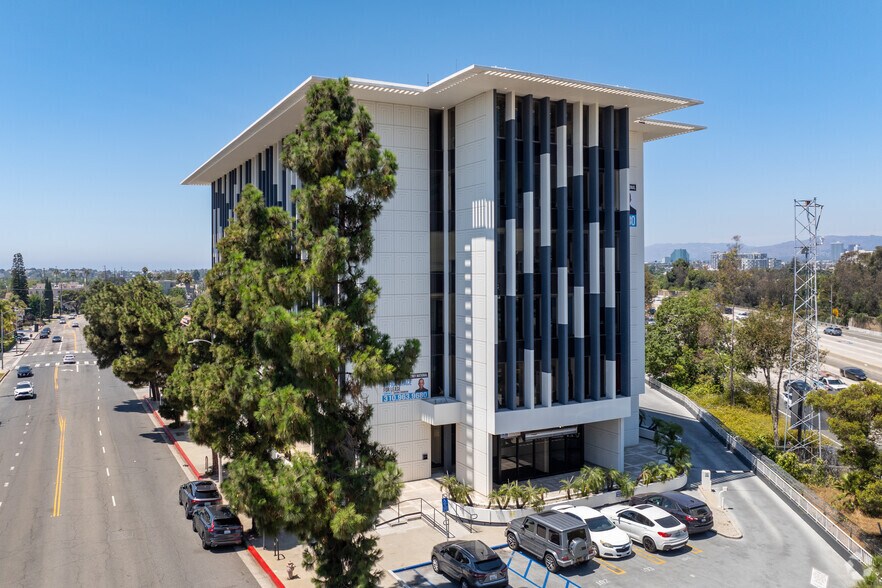 10801 National Blvd, Los Angeles, CA à louer - Photo du bâtiment - Image 3 de 15