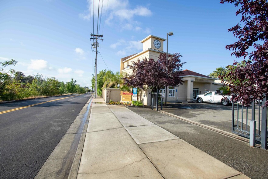 2110 Railroad Ave, Redding, CA for lease - Building Photo - Image 2 of 37