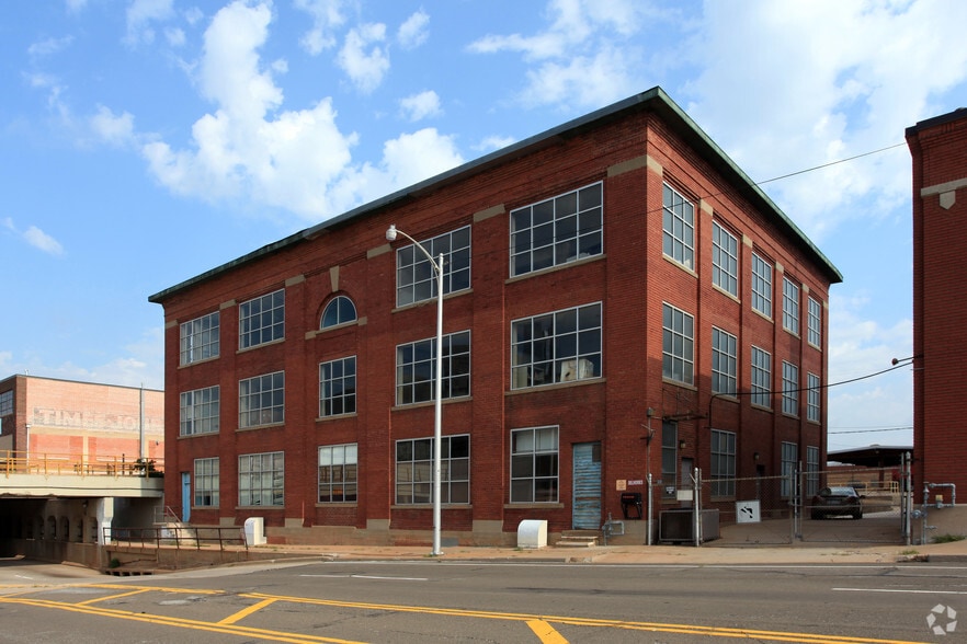 7 & 11 NE 6th Street portfolio of 2 properties for sale on LoopNet.ca - Primary Photo - Image 3 of 7