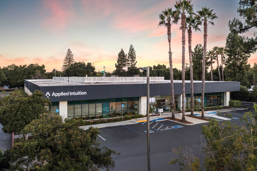 82 Pioneer Way, Mountain View, CA à louer - Photo du bâtiment - Image 2 de 12